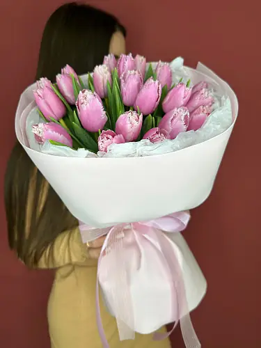 На фото №7 Букет живых цветов из 21 Розового тюльпана