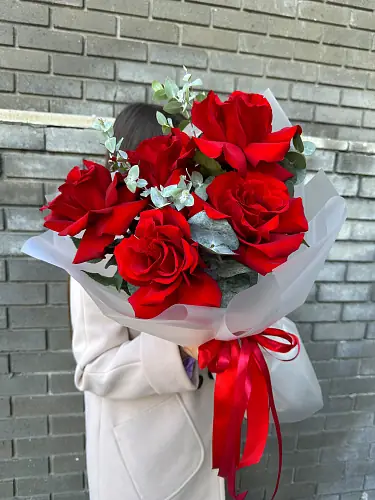 На фото №2 5 Красных роз с эвкалиптом