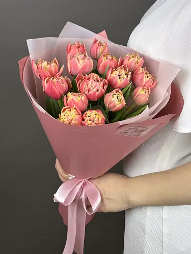 На фото №4 15 Пионовидных Тюльпанов Колумбус