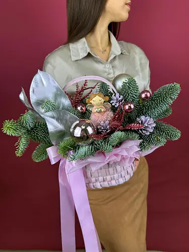 На фото №4 Цветы живые, Новогодняя композиция с нобилисом и феей в розовой корзине