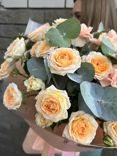 На фото №2 Букет живых цветов с гвоздикой и кустовой розой