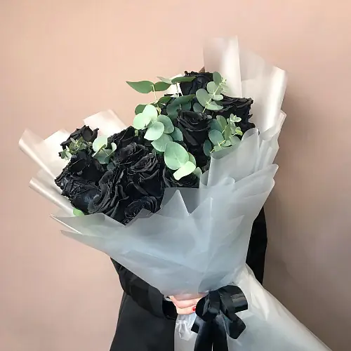 На фото №3 25 Черных роз с эвкалиптом 