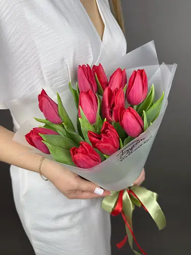 На фото №2 Букет из 11 рубиновых тюльпанов
