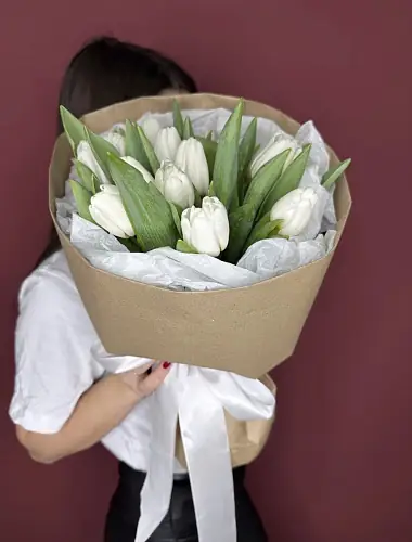 На фото №3 Букет живых цветов из 13 белых тюльпанов