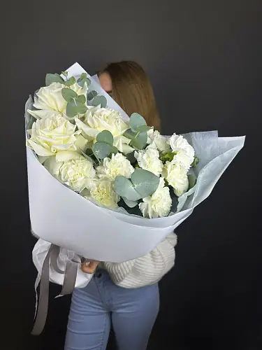 На фото №7 Букет живых цветов из диантусов и роз