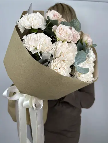 На фото №3 Букет из диантуса и кустовой розы