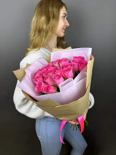 На фото №6 21 яркая розовая роза