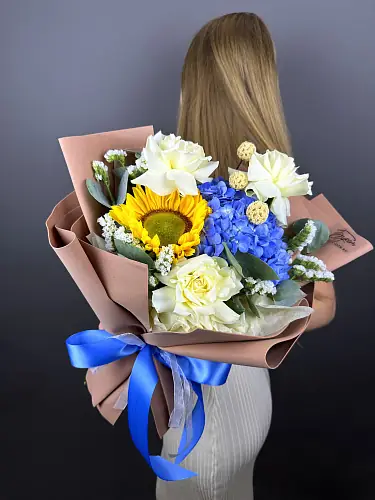 На фото №5 Букет с синей гортензией и подсолнухом