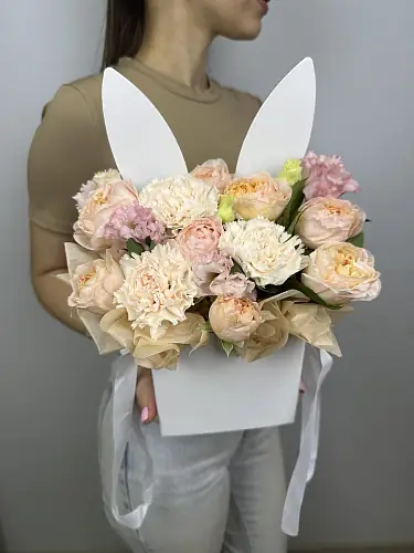 Букет живых цветов "Нежная" из диантусов (гвоздик) в белой сумочке