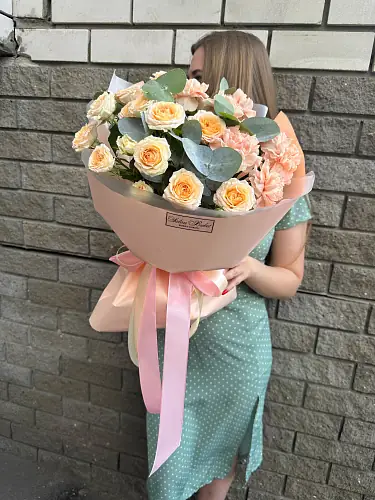 Гвоздика и кустовая Роза