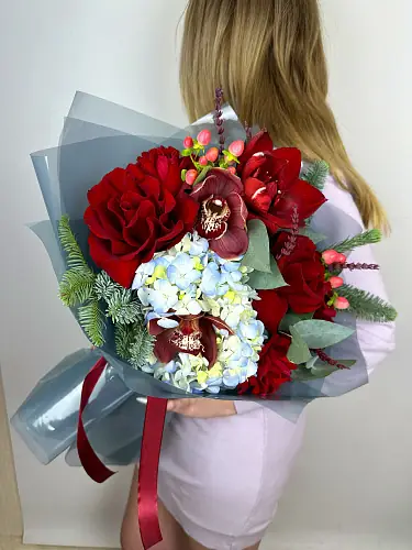 На фото №3 Букет с амариллисом и гортензией 