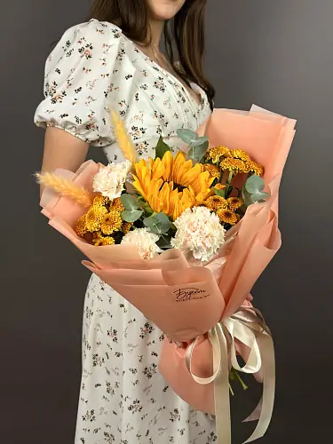 На фото №3 Солнечный букет с подсолнухом и диантусами