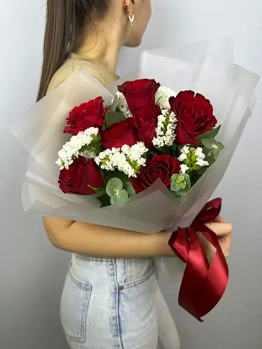 На фото №3 Букет живых цветов из красных роз и статицы в дизайнерской упаковке