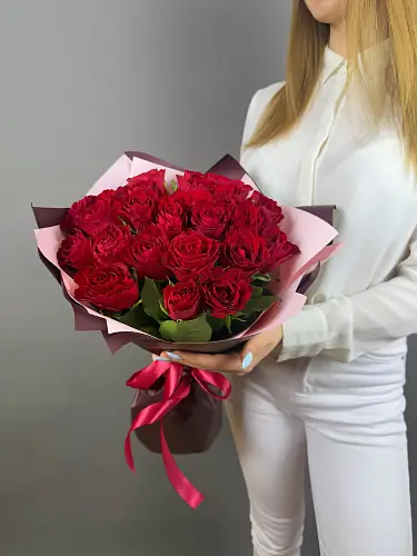 На фото №2 25 Красных Роз