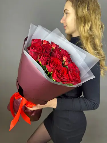 На фото №3 Букет живых цветов из красных роз и гиперикума