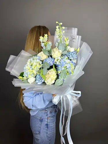 На фото №5 Сборный букет с голубой гортензией и дельфиниумом