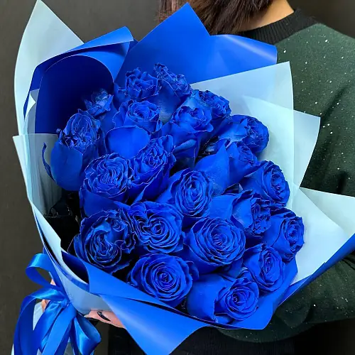На фото №2 25 Синих ярких роз в упаковке 