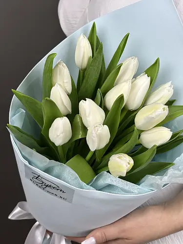На фото №2 Букет из 13 Белых Тюльпанов