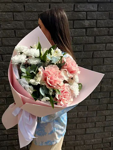 На фото №3 Авторский букет с альстромерией и розами