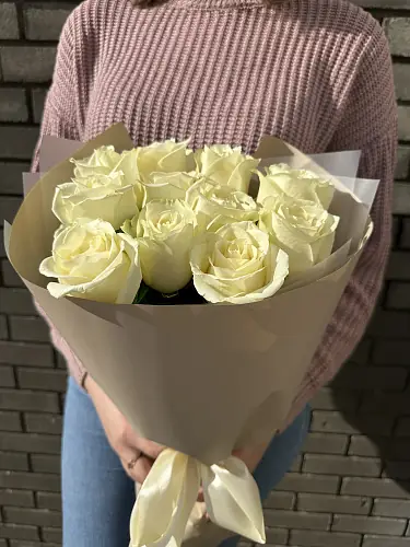 На фото №3 Букет живых цветов из 11 Белых роз оформленный в дизайнерскую упаковку