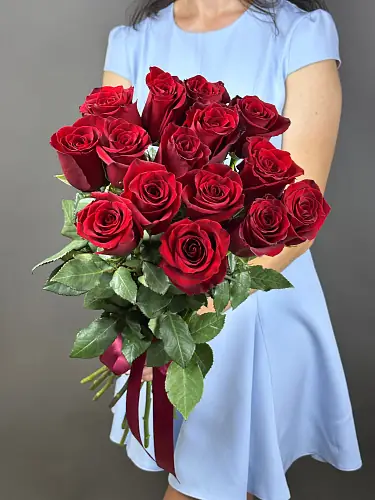 На фото №4 Красные розы 15 шт