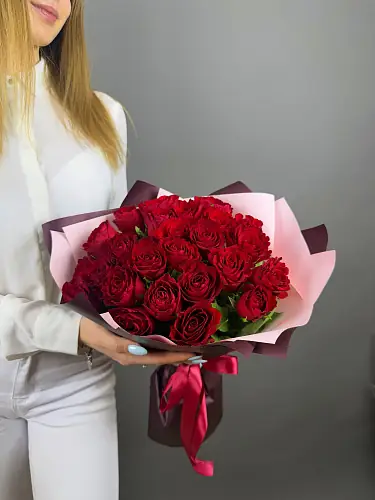 На фото №4 25 Красных Роз