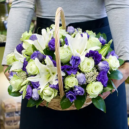 На фото №2 Корзина с лилией и розой