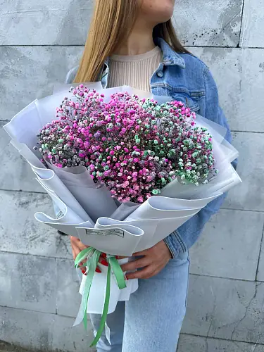 Букет живых цветов из цветной гипсофилы