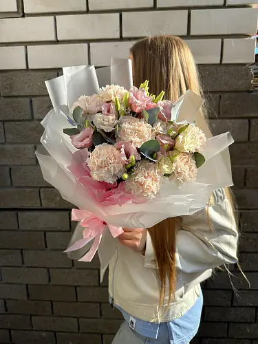 На фото №2 Букет с гвоздикой и эустомой 