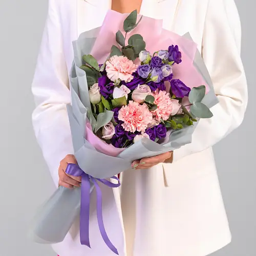 Букет в упаковке с эустомой и гвоздикой