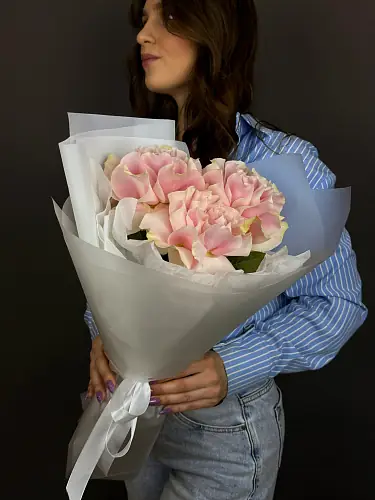 На фото №2 Букет живых цветов с Розовыми розами