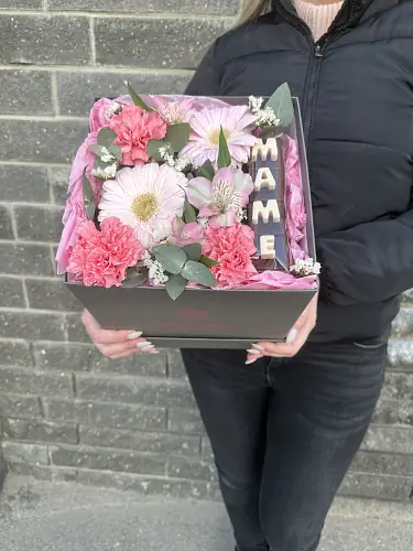 На фото №2 Цветы в коробке "Маме"