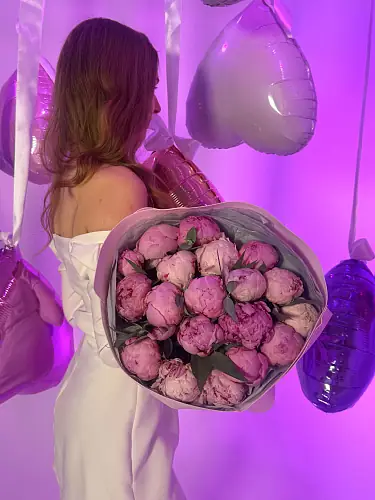 На фото №5 19 пионов в упаковке 