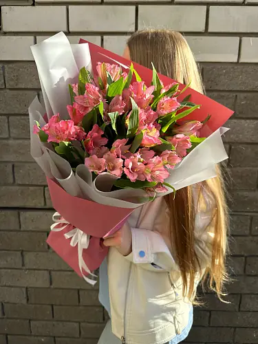На фото №2 Букет живых цветов из 7 розовых альстромерий в дизайнерской упаковке