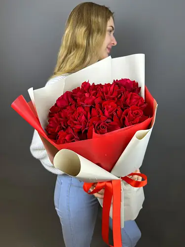 На фото №5 Букет живых цветов из 15 роз