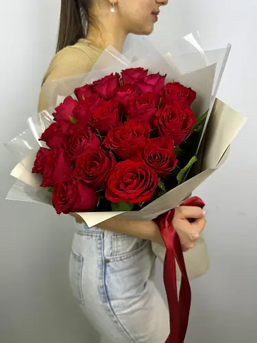 На фото №5 21 Красная роза в дизайнерской упаковке