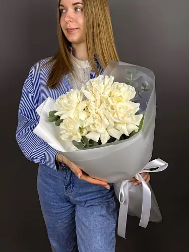 На фото №3 Букет живых цветов из 7 Белых роз с эвкалиптом