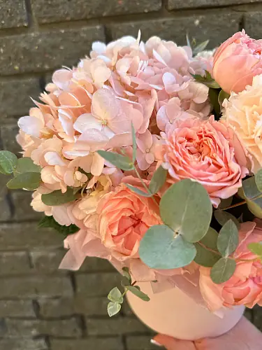 На фото №4 Букет живых цветов с гортензией и розой в нежной шляпной коробке