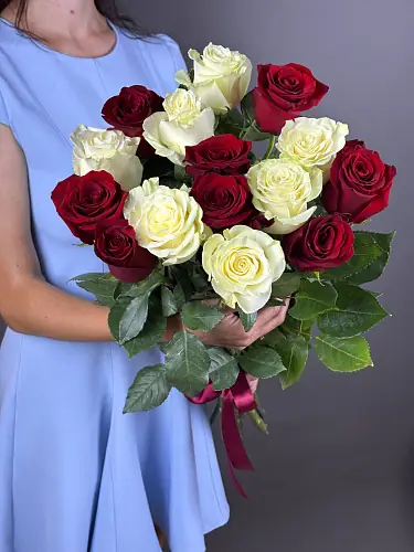 На фото №4 Букет из 15 красных и белых эквадорских роз