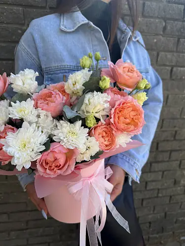 На фото №4 Нежная композиция с эустомой и кустовой розой