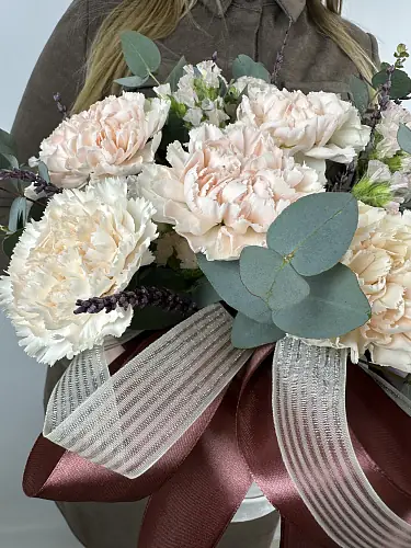 На фото №5 Букет живых цветов с кружевными диантусами в шляпной коробке