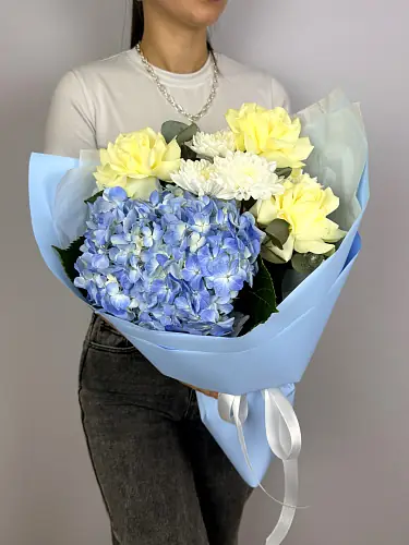 На фото №3 Авторский букет с розами и голубой гортензией 