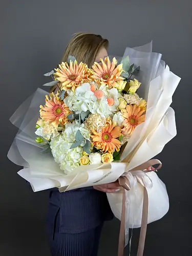 На фото №2 Букет с гортензией и герберами