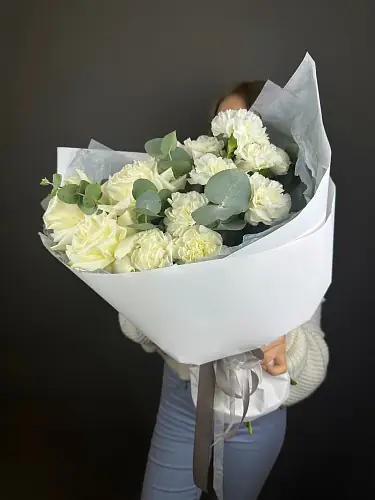 На фото №6 Букет с белыми розами и диантусами