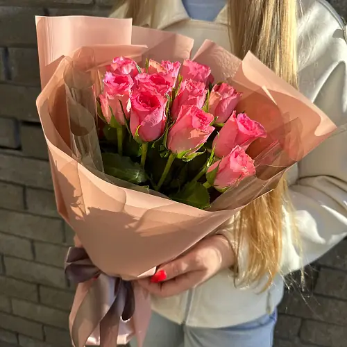 На фото №2 Букет живых цветов из 11 розовых роз оформленный в дизайнерскую упаковку