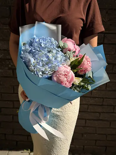 На фото №5 Букет с гортензией и ароматными пионами 