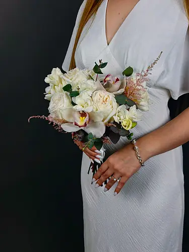 На фото №2 Букет с розами и орхидеей 