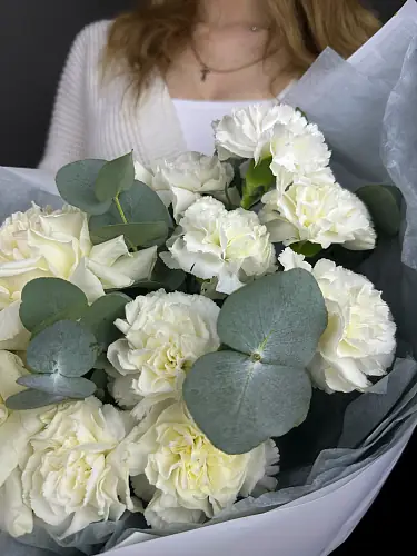 На фото №3 Букет живых цветов из диантусов и роз