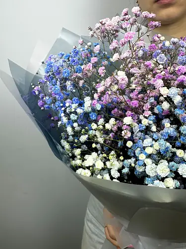 На фото №6 Букет живых цветов из радужной гипсофилы