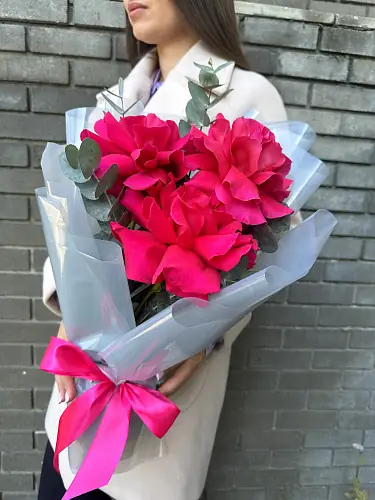 На фото №3 Букет живых цветов из 3 французских роз с эвкалиптом